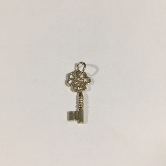 14k Yellow Gold Key 🔑 Charm - Picture 3 of 4